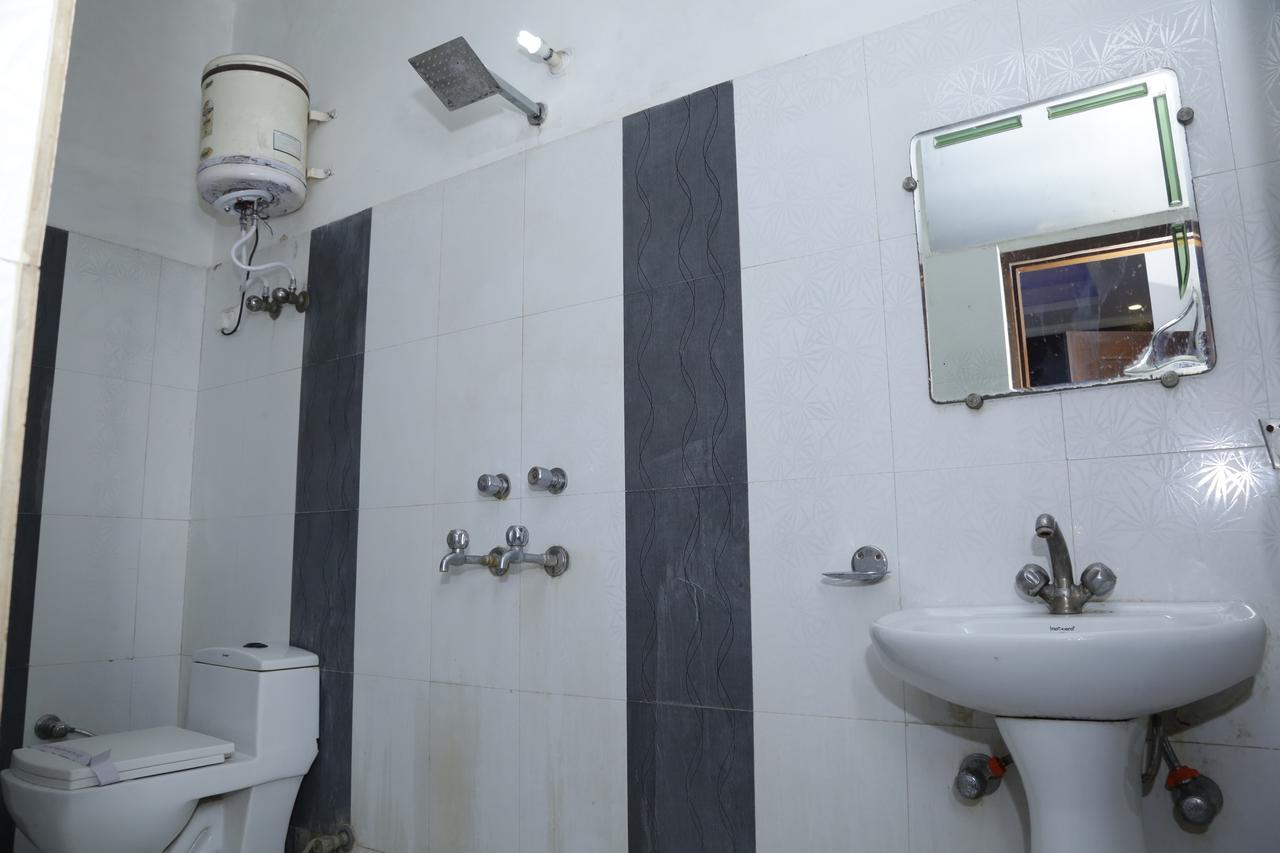 Vishal Hotel By Comfort Rooms Nuova Delhi Esterno foto