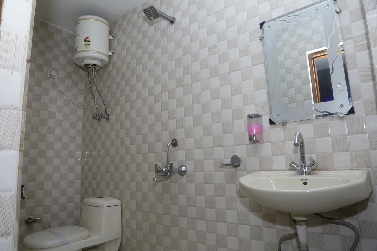 Vishal Hotel By Comfort Rooms Nuova Delhi Esterno foto